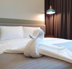 吉隆坡Anggun Residence KL by F&F的床上有一只白毛巾动物