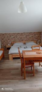 洛克特Penzion U Splavu的卧室配有一张床和一张桌子及椅子