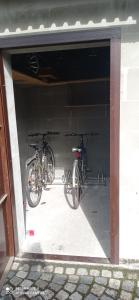 洛克特Penzion U Splavu的两辆自行车停放在车库内