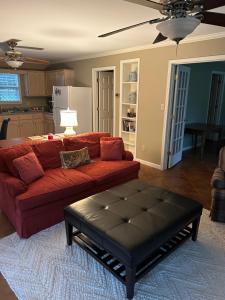 克拉克斯代尔Pool House的客厅配有红色沙发和茶几