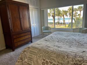 西耶斯塔岛Island House Beach Resort 11N的一间卧室配有一张床、一个梳妆台和一扇窗户。