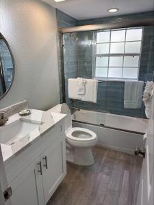 西耶斯塔岛Island House Beach Resort 39的浴室配有卫生间、浴缸和水槽。