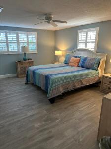 西耶斯塔岛Island House Beach Resort 39的一间卧室配有一张床和吊扇