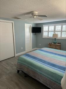西耶斯塔岛Island House Beach Resort 39的一间卧室配有一张床和吊扇