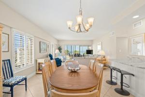 西耶斯塔岛Island House Beach Resort 15N的用餐室以及带桌椅的起居室。