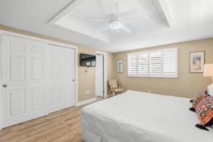 西耶斯塔岛Island House Beach Resort 35的卧室配有白色的床和白色门
