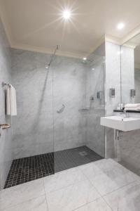 戈尔韦索尔特西尔酒店的带淋浴和盥洗盆的浴室