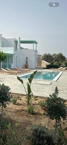 纳乌萨Aegean Queen Villas的一座房子前面设有游泳池