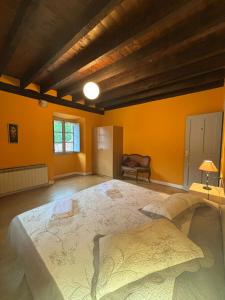 ZubietaZubietako Ostatua的橙色墙壁的客房内的一张大床