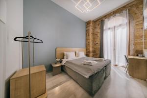 希俄斯Chios City Inn的一间卧室设有一张大床和一个窗户。