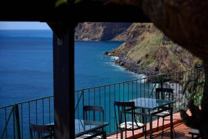 卡尼索Inn & Art Madeira的一个带桌椅的海景阳台