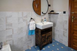 塞特尼尔La Casa de la Lela的一间带水槽和镜子的浴室
