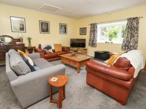 莫尔顿Millers Cottage的客厅配有两张沙发和一台电视机