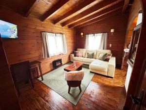 索托德坎加斯坎波之屋乡村酒店的带沙发、桌子和电视的客厅