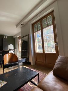 日内瓦日内瓦住宅国家公寓的客厅配有咖啡桌和门