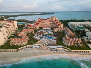 坎昆Wyndham Grand Cancun All Inclusive Resort & Villas的海滩上的度假村的空中景致