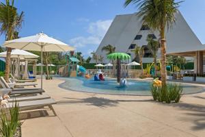坎昆Wyndham Grand Cancun All Inclusive Resort & Villas的一个带滑梯和游乐场的游泳池的度假村