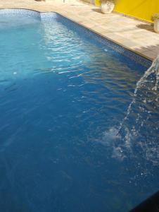 里贝朗普雷托Pousada Acolhedora的蓝色的水的大型游泳池