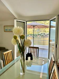 科托尔House with big terrace and beautiful sea view的花瓶坐在玻璃桌旁
