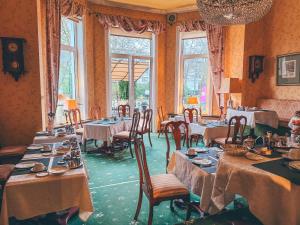 汉堡米特尔维格酒店的用餐室设有桌椅和窗户。