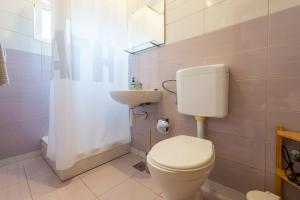 斯拉诺Sunsett的浴室配有卫生间、盥洗盆和淋浴。