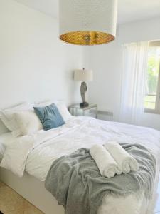 博索莱伊Penthouse over Monaco的卧室配有白色床和毛巾