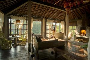 乌布Villa Kalisat Resort的带沙发和壁炉的客厅