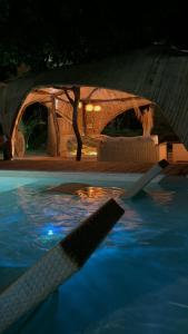 多拉代尔Akasha suites的游泳池(带凉亭)