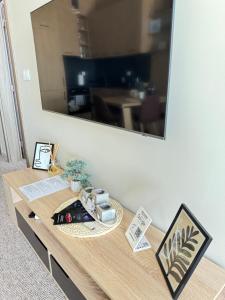 布尔加斯City view in Residences的一张木桌,位于带镜子的房间里