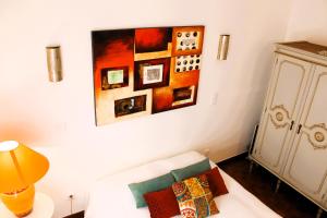 西尔韦斯Casa dos Pais的客厅配有沙发和墙上的绘画