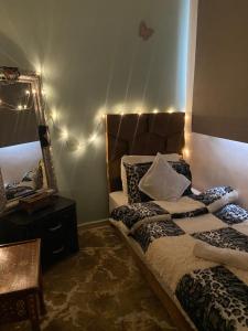 拉巴特Dar El Yacout的一间卧室配有床、镜子和灯