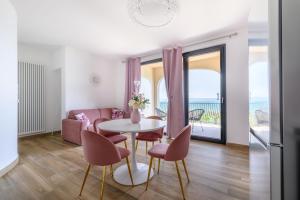马尔塔Casa Vacanze Maddalena - Palazzetto sul lago - Diamante Rosa的客厅配有桌椅和沙发