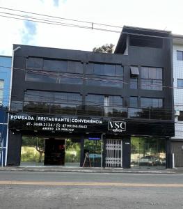 南圣弗朗西斯科Pousada VSC的前面有标志的黑色建筑