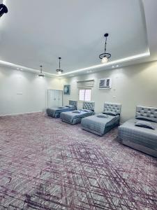 艾卜哈القمة العالية的一间配有沙发和地毯的大房间