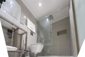 伊斯坦布尔Safa Hotel Old City的带淋浴、卫生间和盥洗盆的浴室