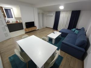 斯特鲁米察Grand Apartments Strumica的客厅配有蓝色的沙发和桌子