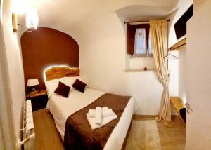 拉奎拉Dimora Grotta Masciarelli的酒店客房设有床和窗户。