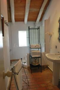 ZufreFinca La Vicaria AGUADULCE的浴室设有毛巾架,毗邻水槽