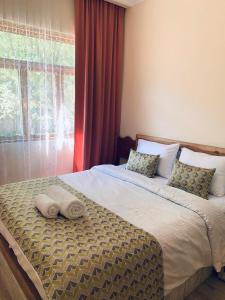 TsʼageriKorenishuli Veranda Wine Hotel的一间卧室配有一张床,上面有两条毛巾