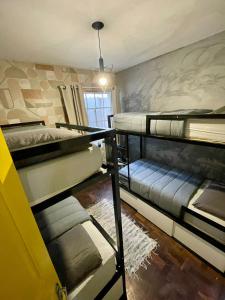 库里提巴Gup Hostel的一间设有三张双层床的客房