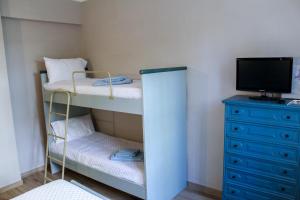 马瑞纳迪卡拉拉La Stella di Via Venezia的一间带两张双层床和电视的小卧室