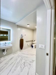 旧金山Nob Hill Motor Inn -Newly Updated Rooms!的一间铺有大理石地板并配有水槽的浴室