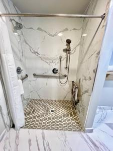 旧金山Nob Hill Motor Inn -Newly Updated Rooms!的一间铺有白色大理石的淋浴浴室