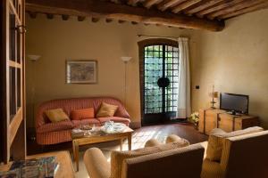 圣吉米纳诺Il Coltro的客厅配有沙发和桌子