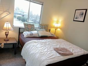萨里Stylish & Charming Holiday Home - Great Location C3的一间卧室设有一张大床和窗户