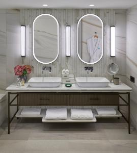 卢塞恩Mandarin Oriental Palace, Luzern的浴室设有2个水槽和2面镜子