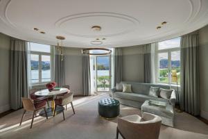 卢塞恩Mandarin Oriental Palace, Luzern的客厅配有沙发和桌椅