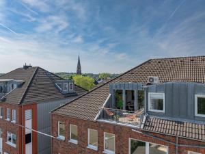 门兴格拉德巴赫Mango Living - Stadtoase in Mönchengladbach, 95 qm, spacious, 3 Schlafzimmer, Nähe Hauptbahnhof的两座建筑物屋顶上的房屋