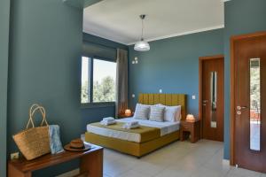 斯卡拉Dalasvillas SkalaAcqua的一间卧室配有一张蓝色墙壁的床