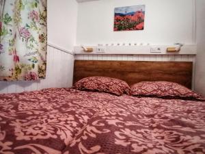 KismarosBarkóca és Szépkilátás Vendégház / Cabin的一间卧室配有一张带两个枕头的床